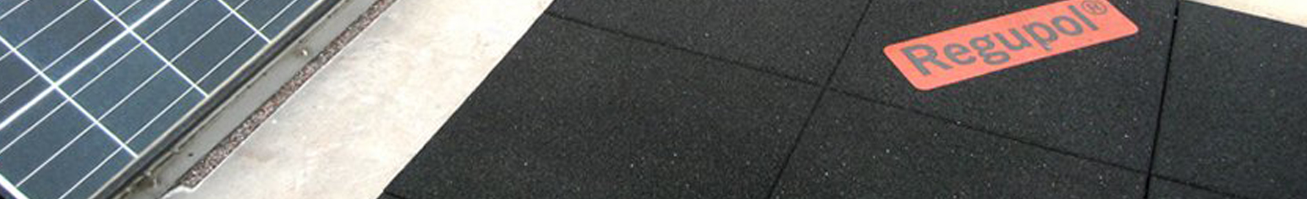 Regupol Walkway Gummifliser som tagbeskyttende adgangsvej til solcelleanlæg på fladt tag