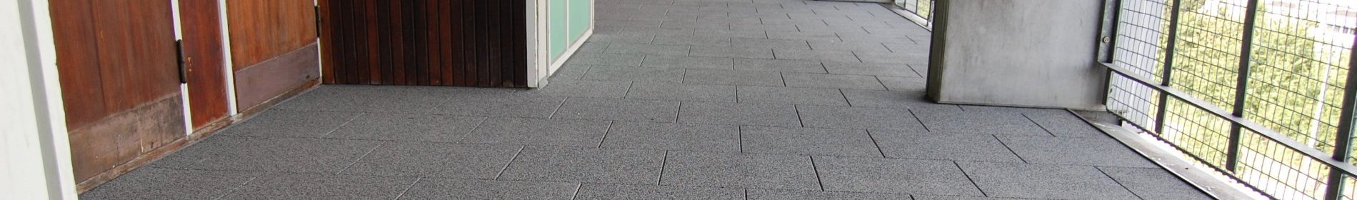 Keraflex gummifliser, gummibelægning, som en skridsikker, lyddæmpende, brandhæmmende og dekorativ løsning på svalegange - flugtveje Carlsro Rødovre. Brandklasse Dfl-s1 i henhold til EN 13501