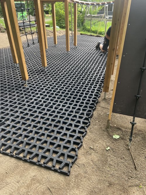 Playnsafe Faldgræsmåtter Faldunderlag Faldmåter Sikkerhedsmåtte Græsarmeringsmåtter Græsgittermåtter Hul Gummimåtter Installation På Legeplads Img 7607.jpg?ts=1760016036