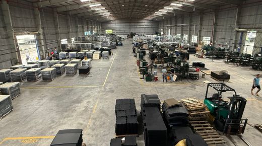 Der er god plads i den nye fabrikshal, som er indrettet med fokus på en mere effektiv produktion og moderne lagerstyring.