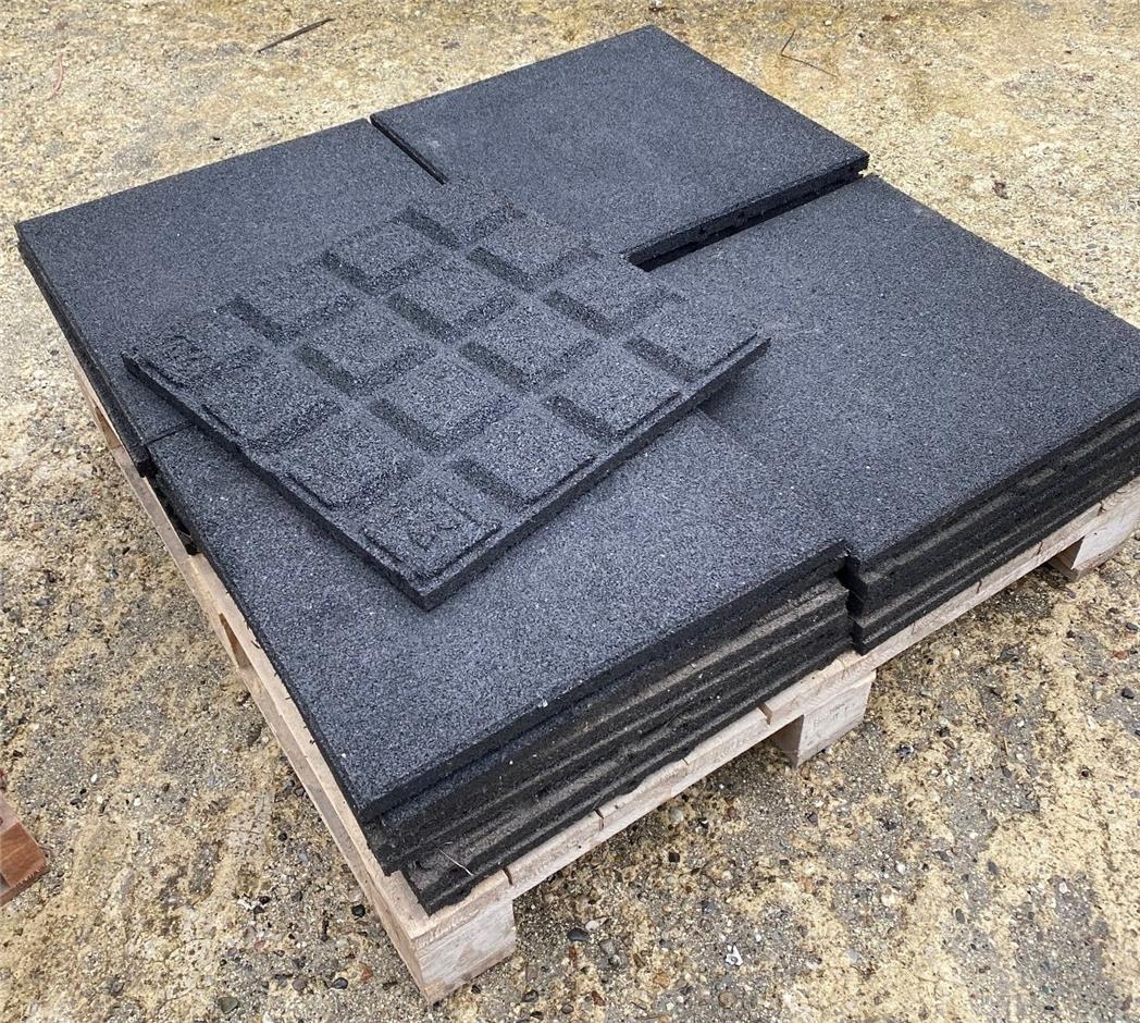 Restparti, 6 m2 (24 stk.) Conradi+Kaiser 500x500x30 mm gummifliser m drænage og dyvelsamling, C1-sort