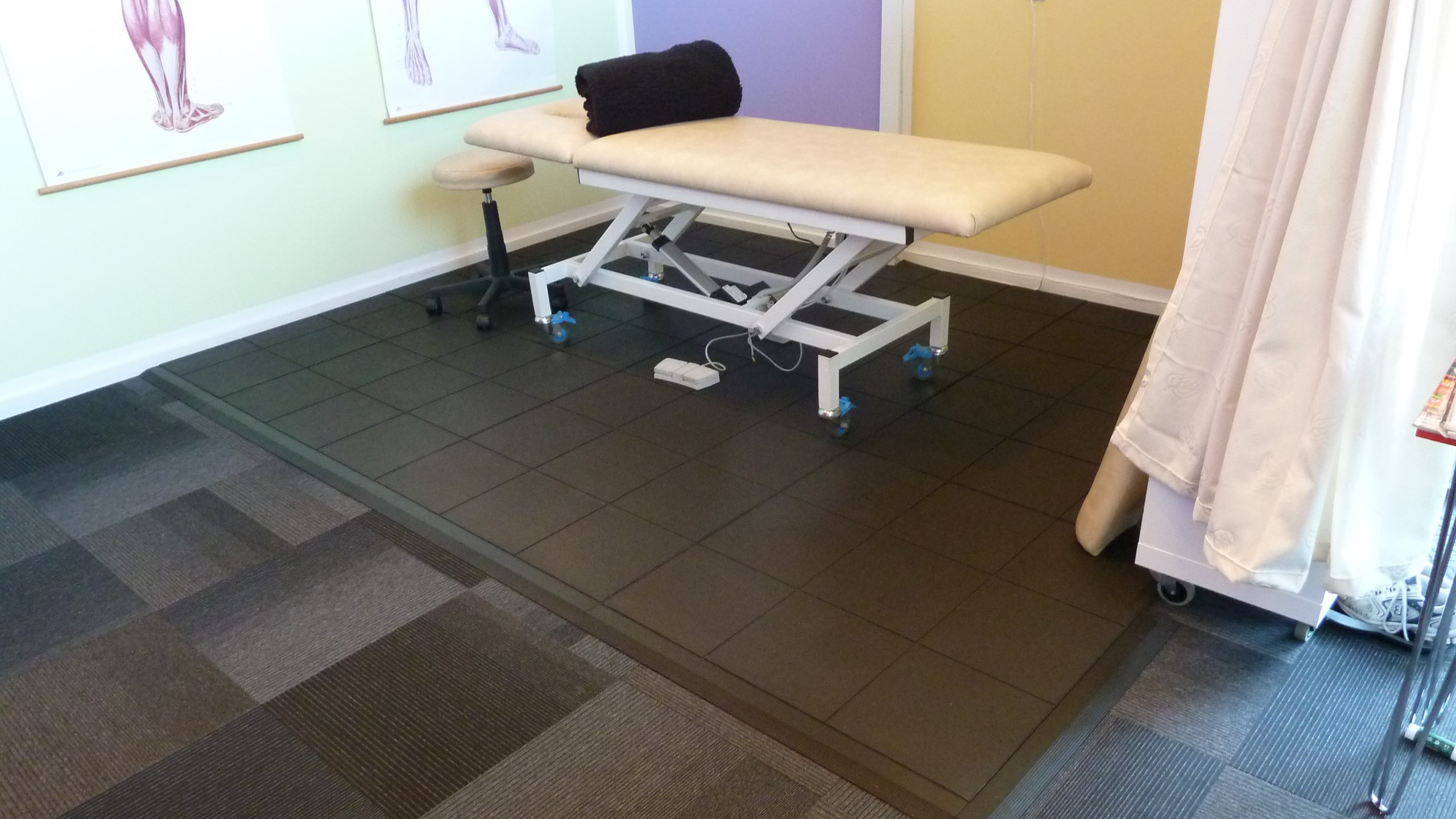 Interlock gummimÃ¥tte anvendt som ergonomisk mÃ¥ttelÃ¸sning omkring massagebriks
